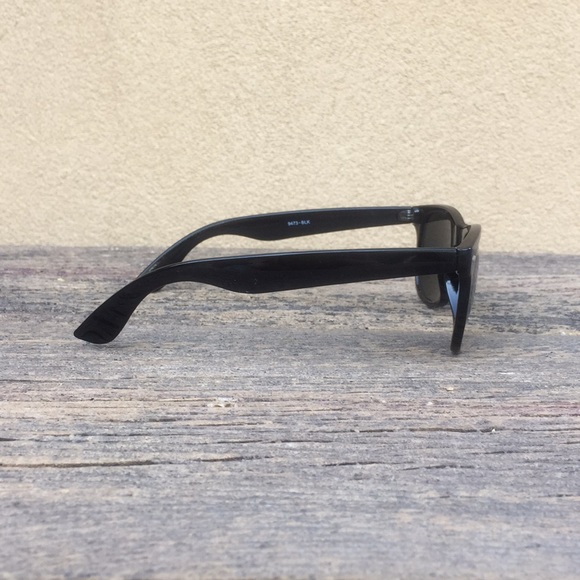 Classic Unisex Black Sunglasses - Picture 3 of 5